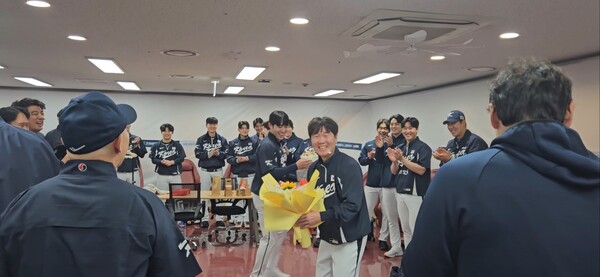 류지현 감독 축하파티를 하는 선수단. (사진=KBO 제공)