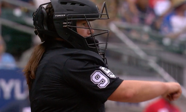 메이저리그 최초의 여성 홈플레이트 심판으로 나선 젠 파월(사진=MLB.com 화면)