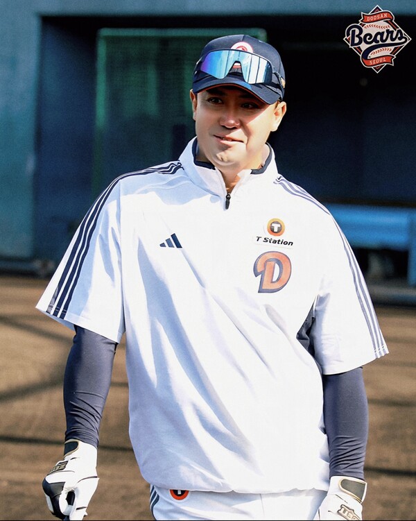 손지환 수비코치가 선수단 훈련을 지켜보고 있다. (사진=두산)