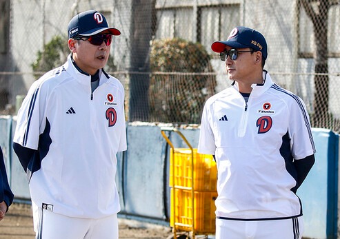 홍원기 수석코치(왼쪽)와 정재훈 투수코치. (사진=두산)