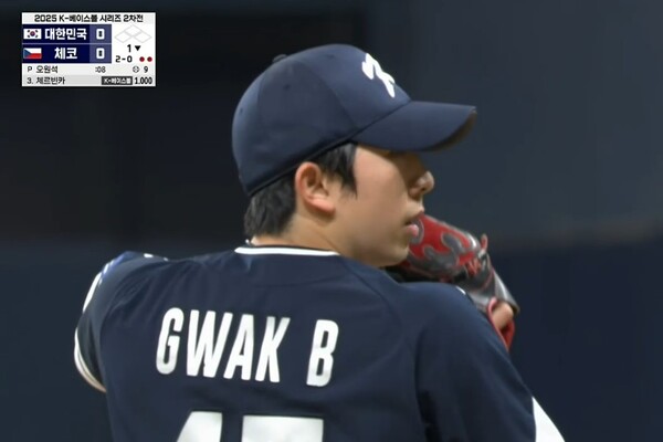 곽빈 유니폼을 입고 국가대표 평가전을 치르는 오원석. (사진=네이버 중계 갈무리)