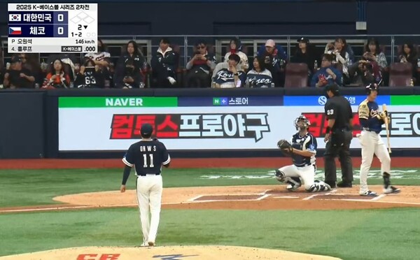 2회 자신의 유니폼으로 다시 갈아입은 오원석. (사진=네이버 중계 갈무리)