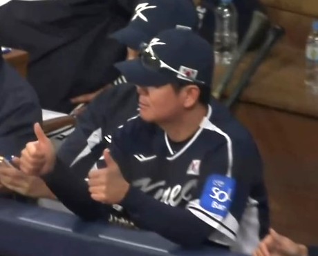 문보경의 호수비에 엄지를 치켜세운 류지현 감독. (사진=네이버 중계화면)