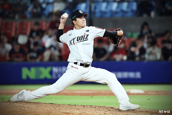 손동현의 피칭(사진=KT)