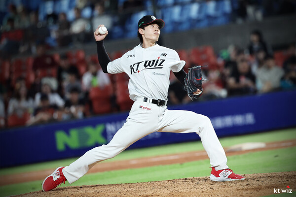 피칭하는 원상현(사진=KT)