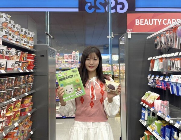 GS25 모델이 수능 관련 제품들을 들고 포즈를 취하고 있는 모습. 사진=GS리테일