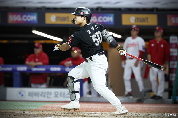  KT위즈 강백호가 25일 인천 SSG랜더스필드에서 SSG 랜더스를 상대로 2안타(1홈런) 4타점으로 맹활약했다. (사진=KT)