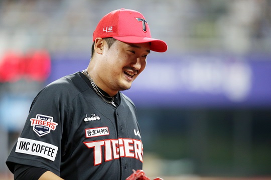 가을야구 무대에서 공을 던지는 아들의 영상을 어머니께 보여드리는 게 이준영의 큰 꿈이다(사진=KIA)