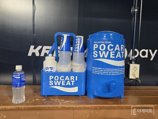 포카리스웨트 음수대가 있었지만, 컵은 그대로 쌓여있다. (사진=더게이트 황혜정 기자)