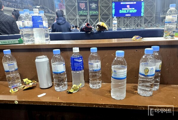 경기 직후 더그아웃에 즐비하게 쌓인 먹다 만 패트병들. (사진=더게이트 황혜정 기자)