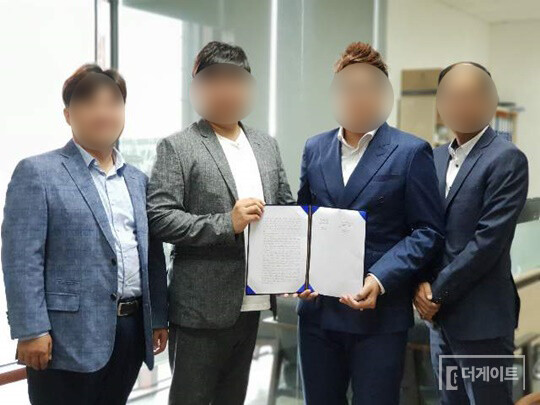 더이앤엠 K 대표(사진 맨 왼쪽)가 베트남 공연 업체와 한류공연 협력계약을 체결하며 기념촬영한 사진