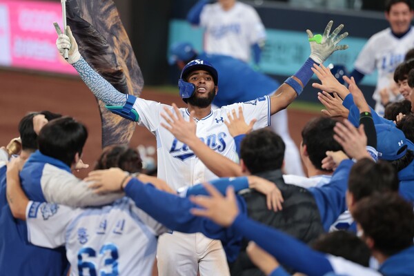 14일 대구에서 열린 SSG 상대 준PO 4차전에서 2점 홈런을 기록한 뒤 덕아웃에서 동료들과 세리머니중인 디아즈. (사진=삼성)