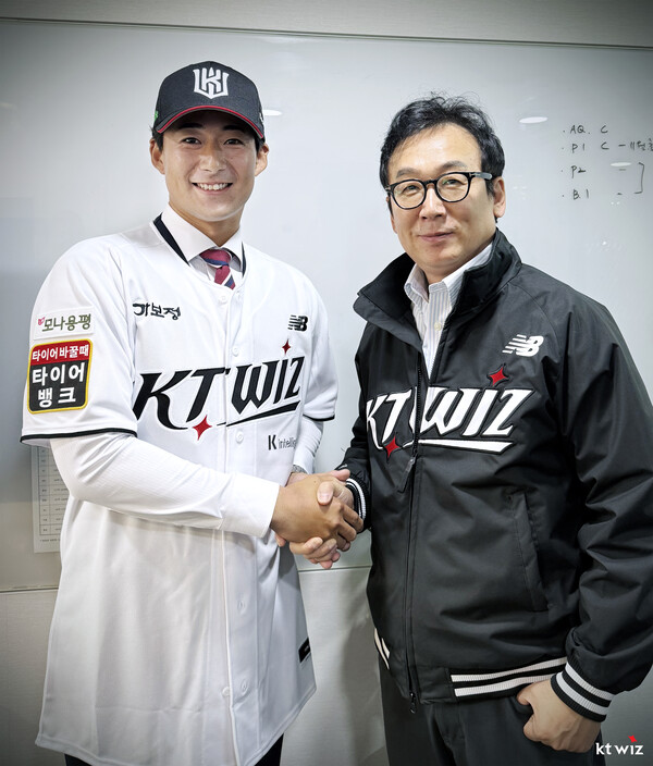 스기모토 코우키와 나도현 단장(사진=KT)