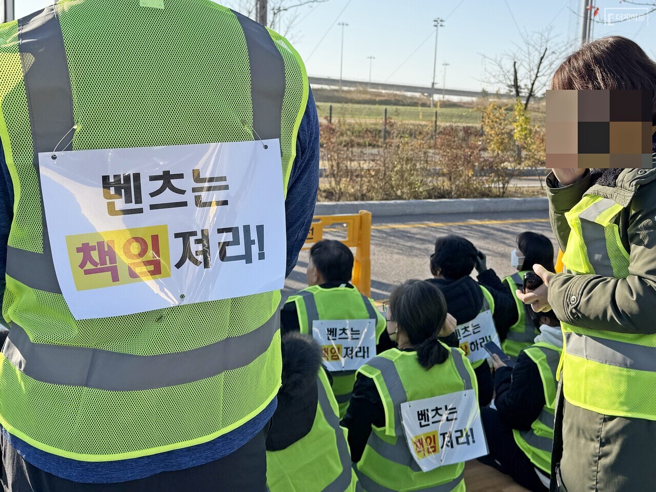 청라제일풍경채 입주민들이 메르세데스 벤츠 코리아를 향해 시위를 하고 있다