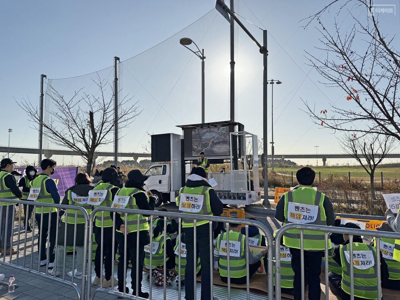 청라제일풍경채 입주민들이 메르세데스 벤츠 코리아를 향해 시위를 하고 있다