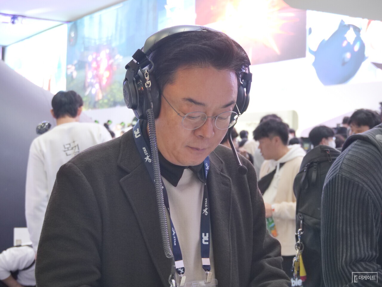 '몬길:STAR DRIVE''를 직접 플레이해보고 있는 김성원 의원. (사진=더게이트 박승민 기자)