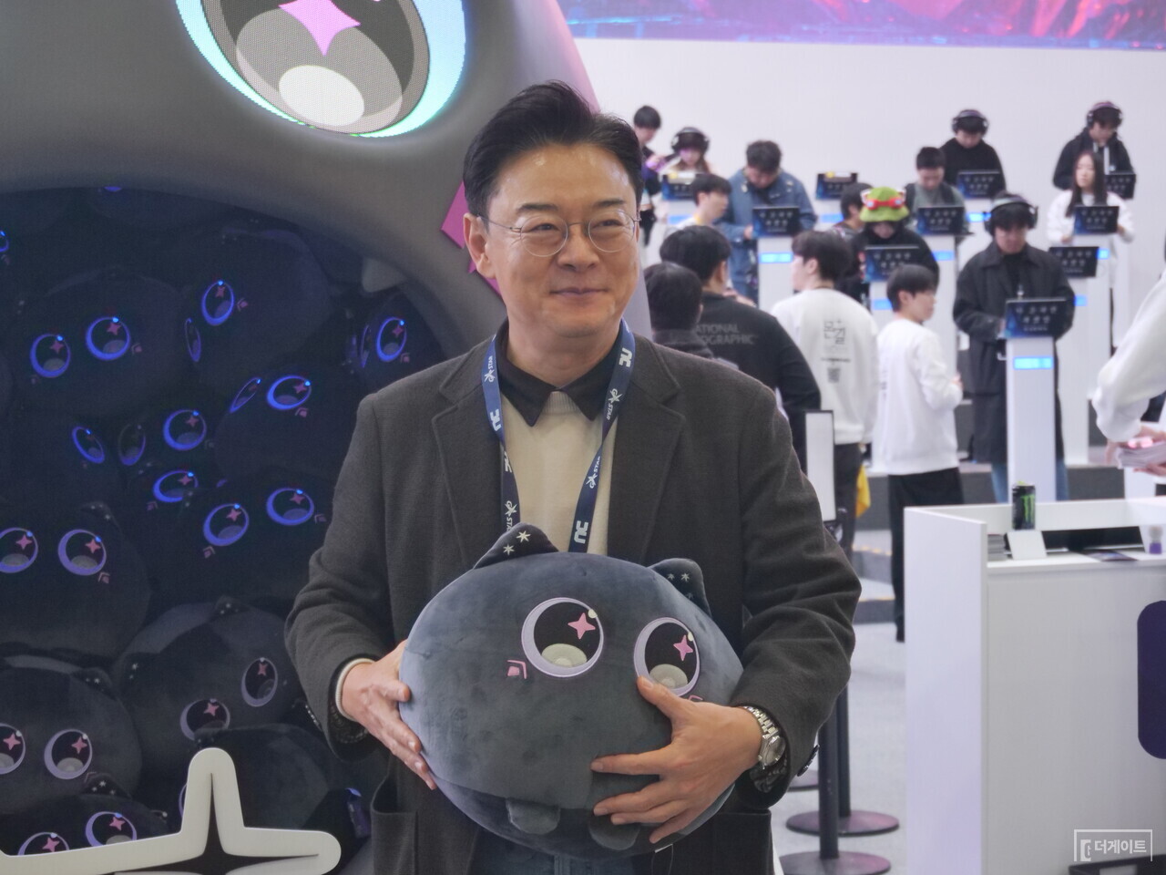 '몬길' 인형을 들고 있는 김성원 의원. (사진=더게이트 박승민 기자)