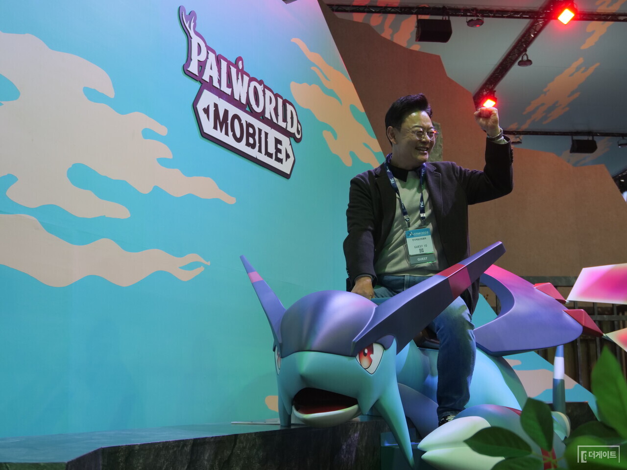 '팰' 위에 직접 올라탄 김성원 의원. 사진=박승민 기자