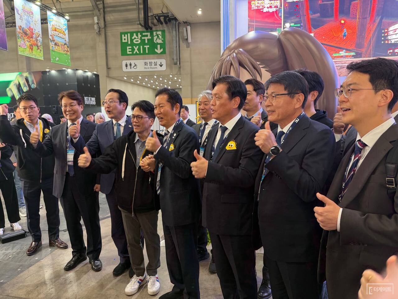 넷마블 부스 앞에서 포즈를 취하고 있는 정 대표 및 당 지도부, 그리고 넷마블 관계자. (사진=더게이트 손현석 기자)