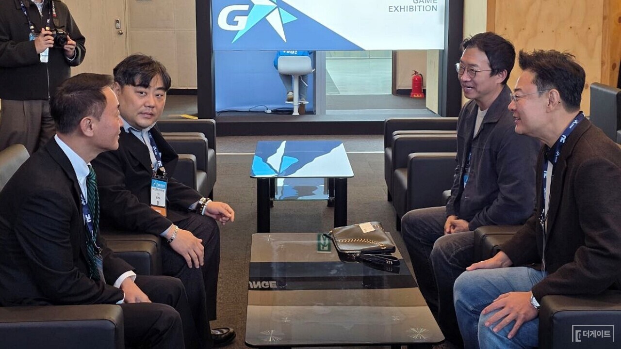 시계 방향으로 조영기 한국게임산업협회장(사진 맨 왼쪽), 김현수·박동희 더게이트 대표, 김성원 국민의힘 의원이 게임산업 전반에 걸친 환담을 나누고 있다. 사진=손현석 기자 ​