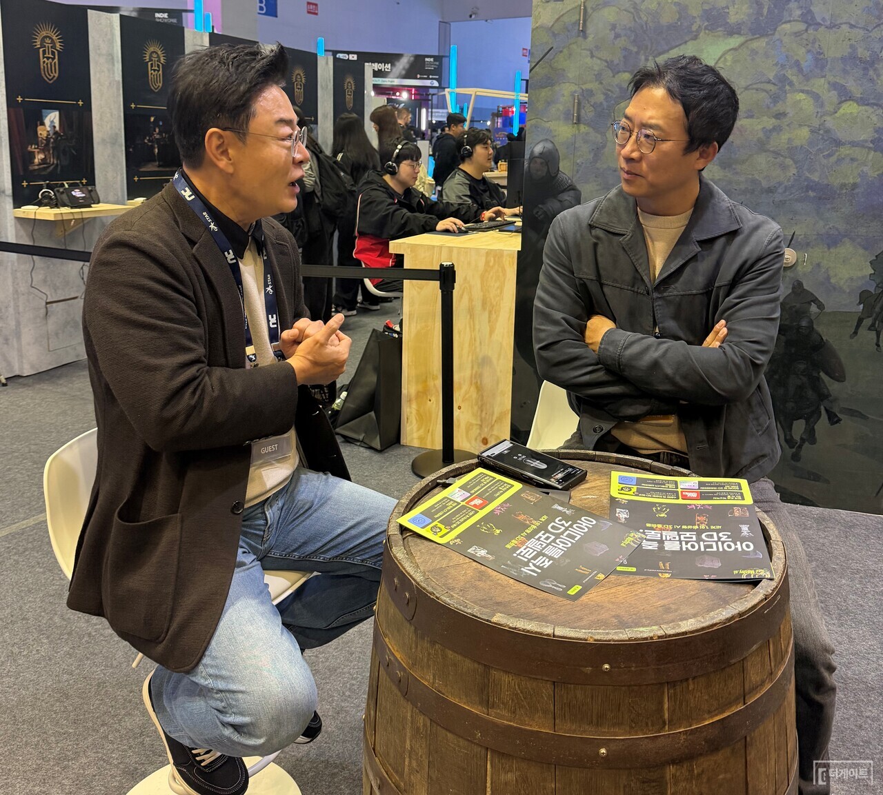 박동희 더게이트 대표 등과 인터뷰를 끝으로 지스타 관람을 마무리한 김성원 의원. 사진=손현석 기자