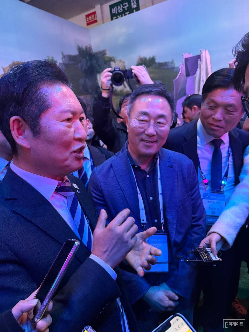 정청래 더불어민주당 대표(맨 왼쪽)와 박병무 엔씨소프트 대표이사(가운데)가 게임산업 현황에 대해 담소를 나누고 있다. 사진=손현석 기자