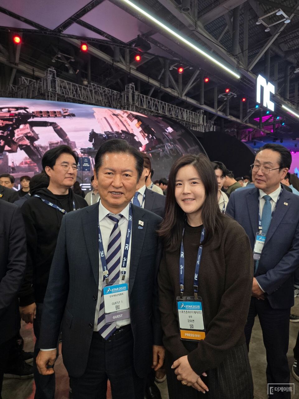 정청래 대표가 엔씨소프트 부스 참관을 마친 뒤 강모연 더게이트 상무(오른쪽)와 기념사진 촬영에 임하고 있다. 사진=손현석 기자