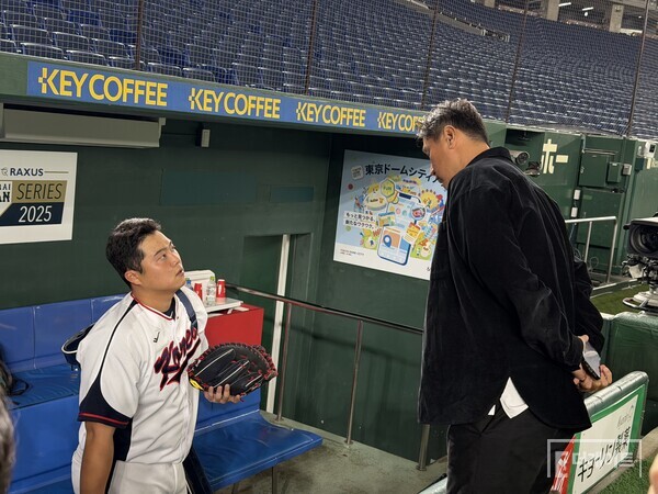 이대호와 한동희의 만남(사진=더게이트 배지헌 기자)