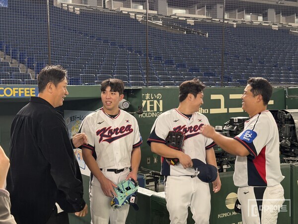 이대호와 한동희의 만남(사진=더게이트 배지헌 기자)