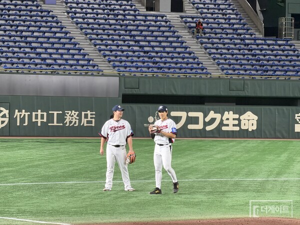 노시환과 송성문(사진=더게이트 배지헌 기자)