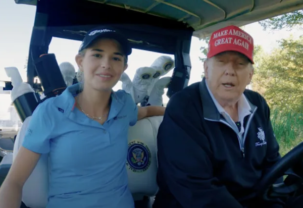 위대함과는 거리가 먼 골프 실력의 카이 트럼프와 도널드 트럼프(사진=유튜브 갈무리)