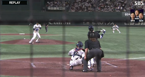 5회 문현빈이 기록한 투수 방면 타구가 잰 파월 주심에 아웃으로 판독됐다. (사진=네이버 중계화면 캡처)