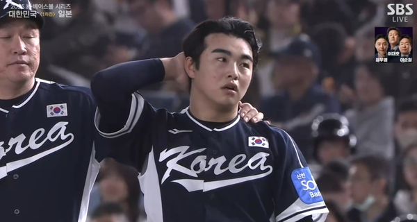 문현빈이 4심 합의 과정에서 당황스럽다는 표정을 짓고 있다. (사진=네이버 중계화면 캡처)