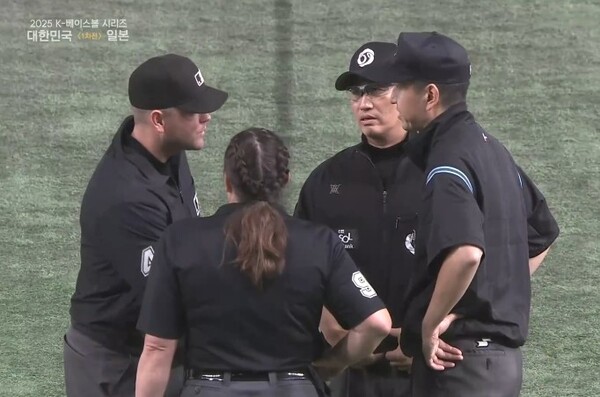 3개국 4심 합의에도 문현빈의 아웃 판정은 번복되지 않았다. (사진=네이버 중계화면 캡처)