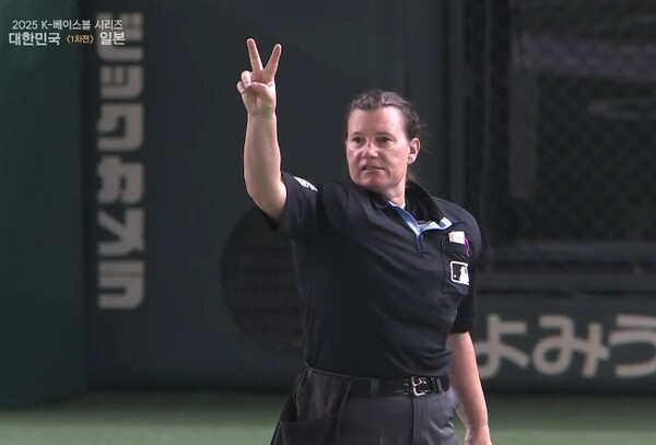 도쿄돔 천장을 맞고 파울존으로 떨어졌는데, 인정 2루타를 선언한 파월 심판. (사진=네이버 중계 갈무리)