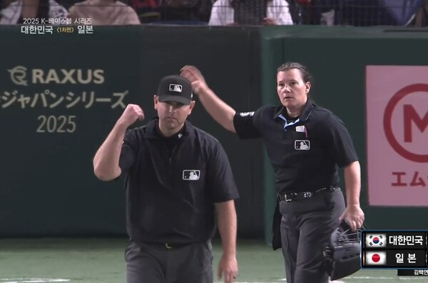 원심을 번복하고 파울을 선언하는 파월 심판. (사진=네이버 중계 갈무리)