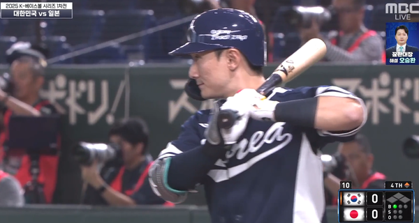 신민재가 한일전 1차전에서 3안타로 활약했다(사진=네이버 중계화면 캡처)