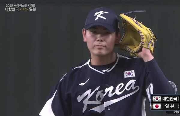 성영탁이 피치컴을 내용을 귀기울여 듣고 있다. (사진=네이버 중계 갈무리)
