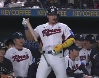 안현민이 대기타석에 들어서자 중계 카메라가 그를 조명했다. (사진=네이버 중계 갈무리)