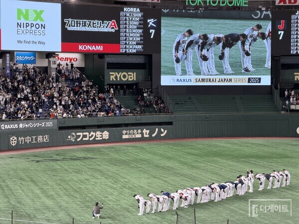 외야를 향해 인사하는 선수단(사진=더게이트 배지헌 기자)