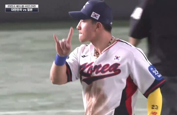 16일 일본전에서 8회 호수비를 펼친 안현민. (사진=네이버 중계 갈무리)