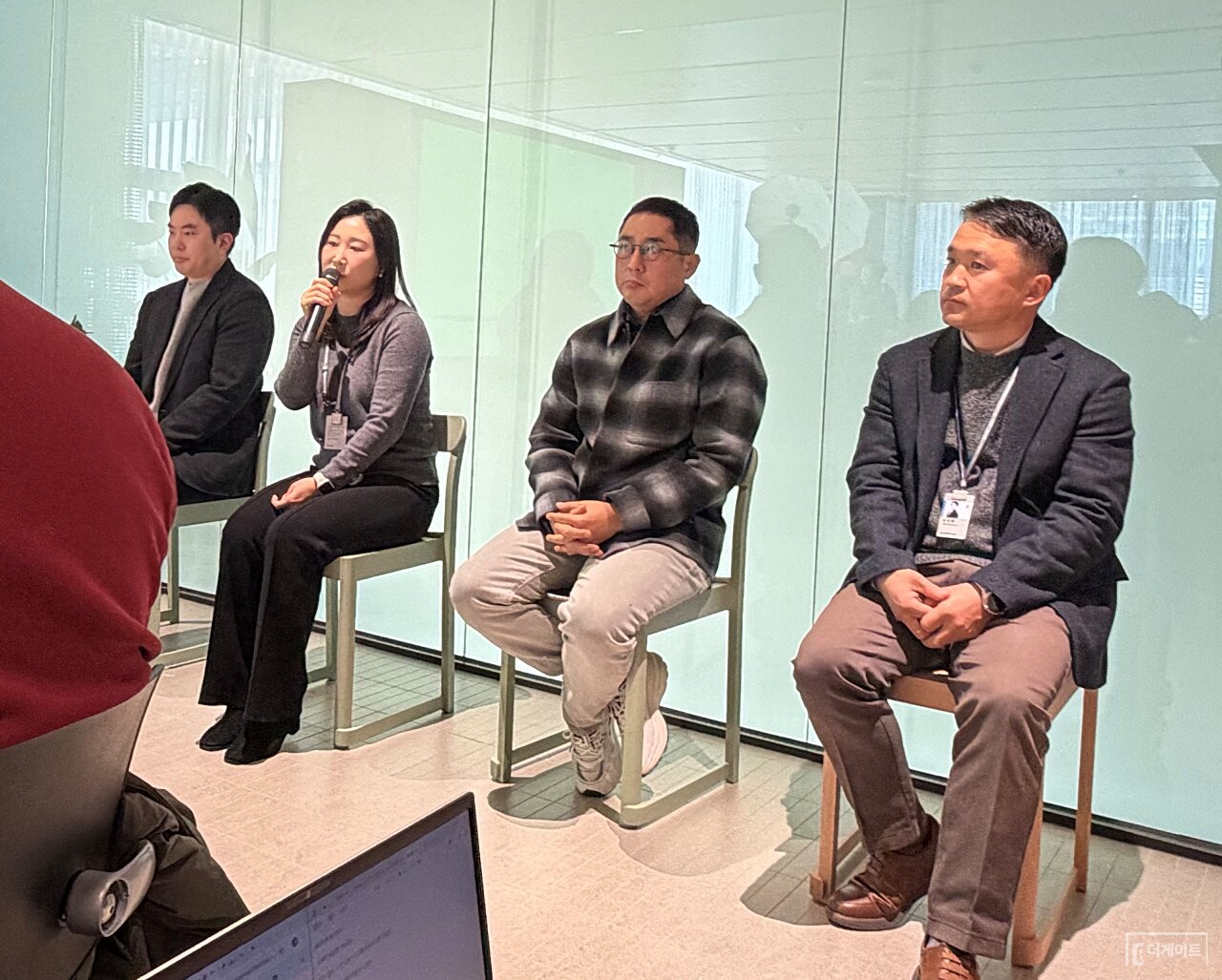 17일 올리브영N성수에서 열린 미디어 브리핑 현장에서 CJ올리브영 관계자들이 기자들의 질문에 답하고 있는 모습. 사진=손현석 기자