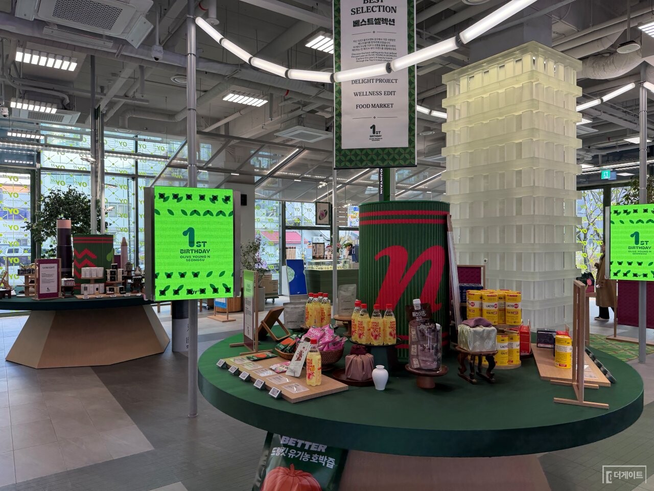 올리브영N성수 개점 1주년을 맞아 1층 입구에 설치된 . 사진=손현석 기자