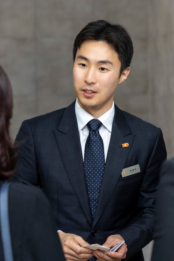 전병우 삼양식품 전무가 지난 6월 밀양 제2공장 준공식에서 해외 바이어들을 만나고 있는 모습. 사진=삼양식품