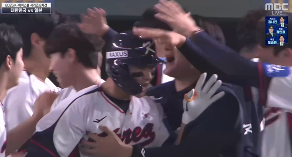 홈런 직후 덕아웃에서 동료들의 격한 환호를 받는 김주원(사진=네이버 중계화면 갈무리)
