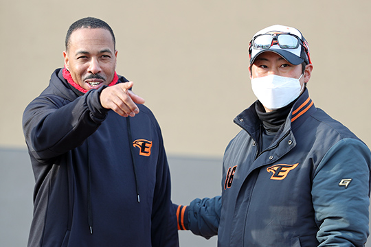 워싱턴 타격코치와 김남형 코치(사진=한화)