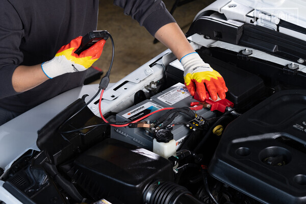 배터리 점검하는 모습