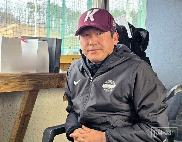 키움 설종진 감독이 20일 원주 마무리캠프에서 취재진과 인터뷰 하고 있다. (사진=더게이트 황혜정 기자)