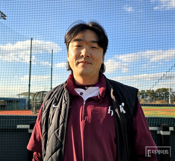 키움 이형종이 김라경에게 응원 메시지를 남기고 있다. (사진=더게이트 황혜정 기자)