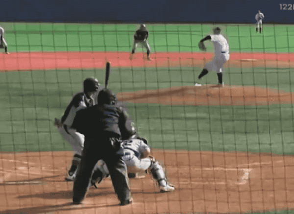 의성고 학부모들이 주장하는 편파 판정 사례 장면. 경주고 투수의 '볼'이 스트라이크 판정을 받았다고 주장하는 근거 화면이다.